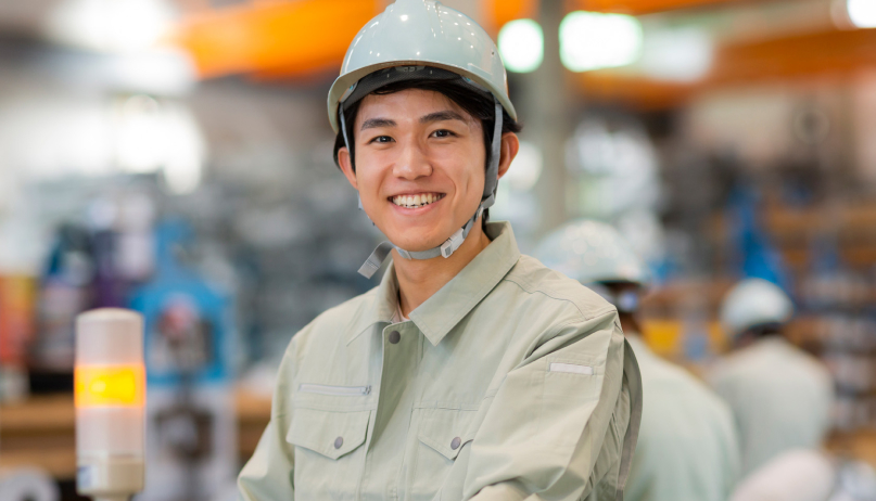工場で働くスタッフの笑顔