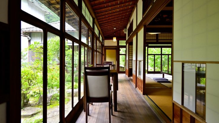 自然光を活かしたカウンター席と庭との画像